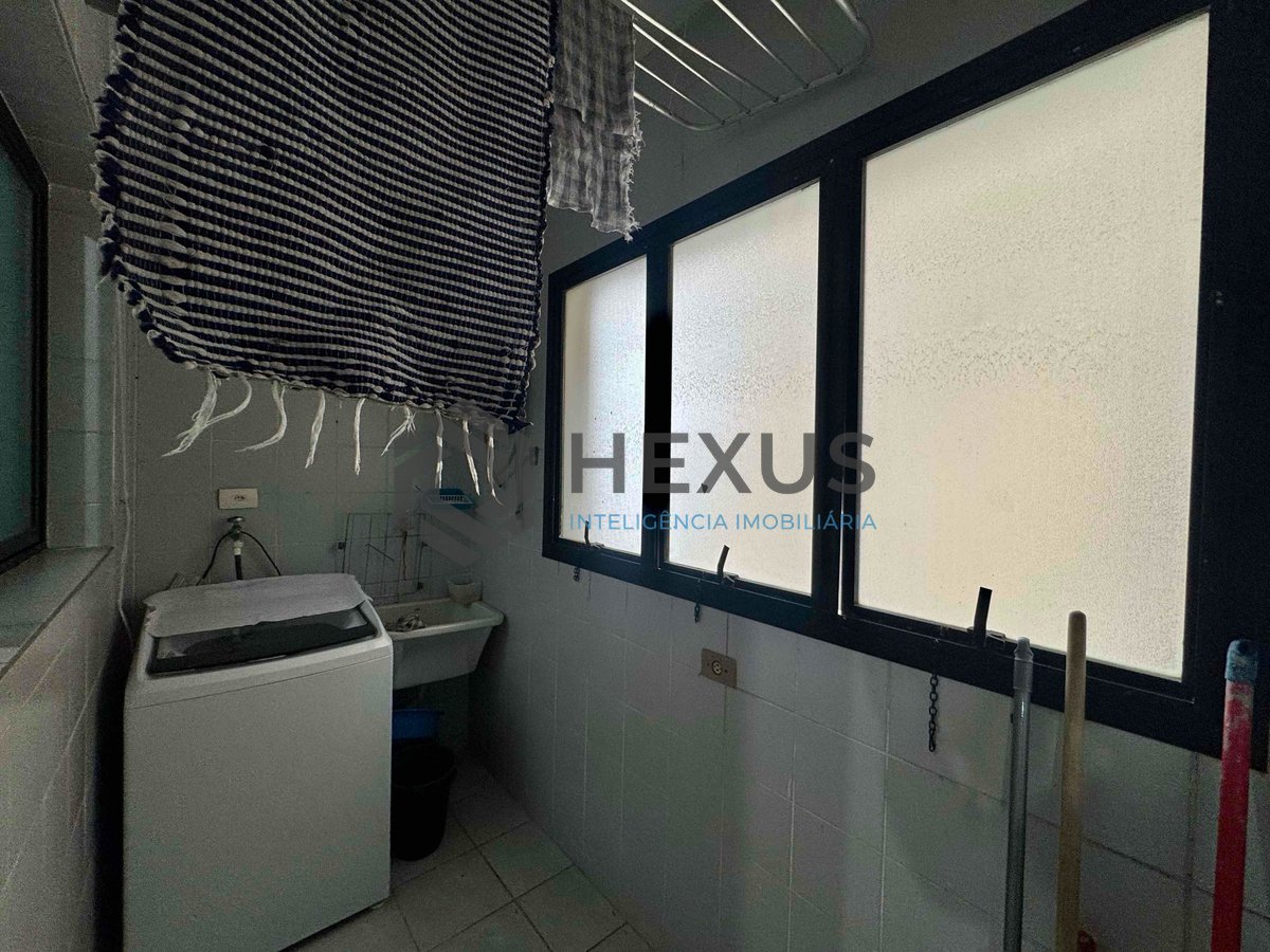 Foto 22 de Apartamento reformado com varanda e lazer na quadra mar da Praia das Pitangueiras, Guaruja