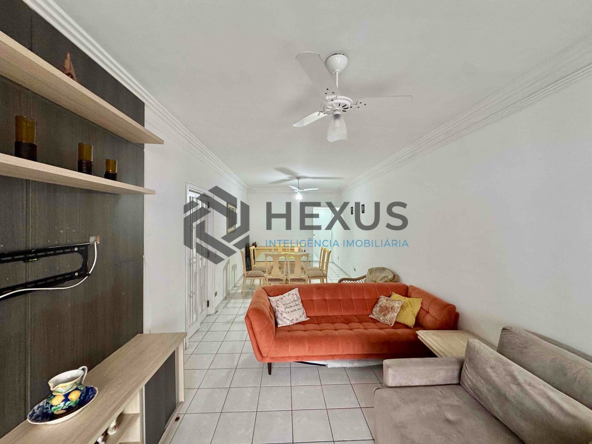 Foto 4 de Apartamento reformado com varanda e lazer na quadra mar da Praia das Pitangueiras, Guaruja