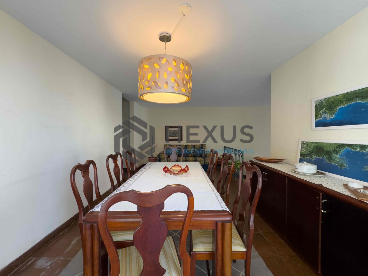 Foto 4 de Apartamento com varanda e vista mar na quadra mar da Praia das Pitangueiras, Guaruja
