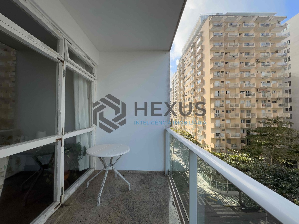 Foto 8 de Apartamento com varanda e vista mar na quadra mar da Praia das Pitangueiras, Guaruja