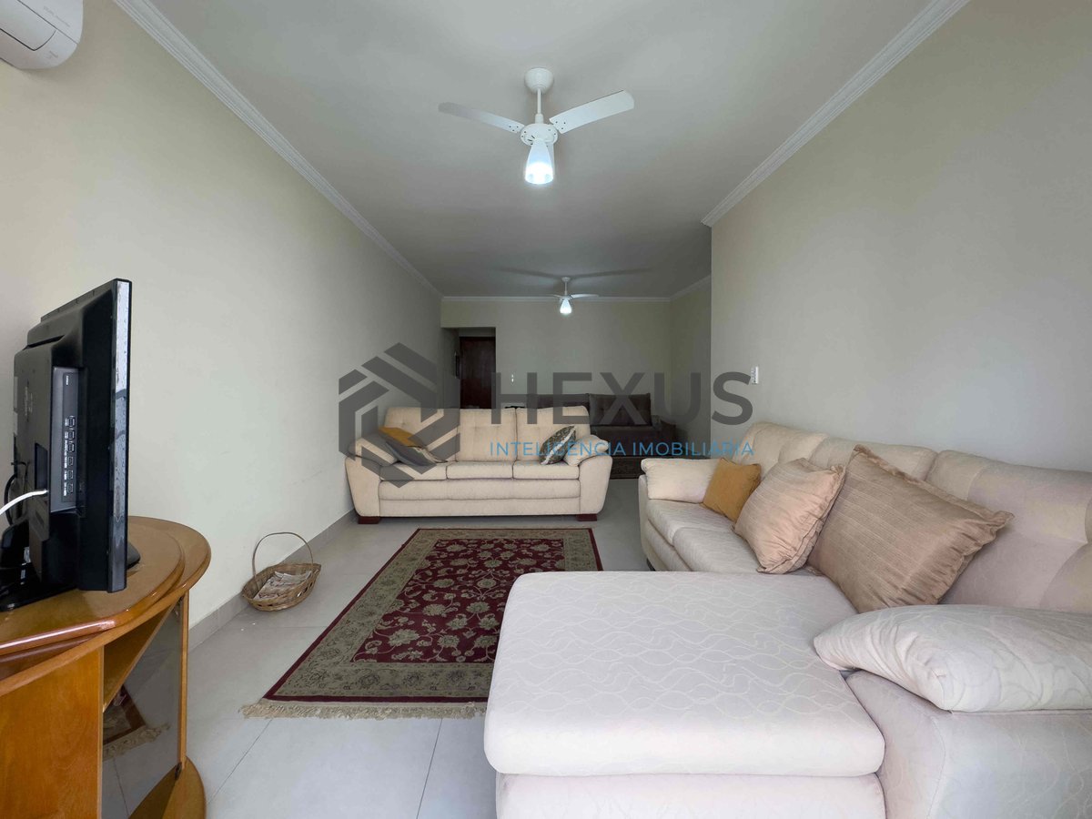 Foto 2 de Apartamento reformado com varanda e vista mar na quadra mar da Praia das Pitangueiras, Guaruja