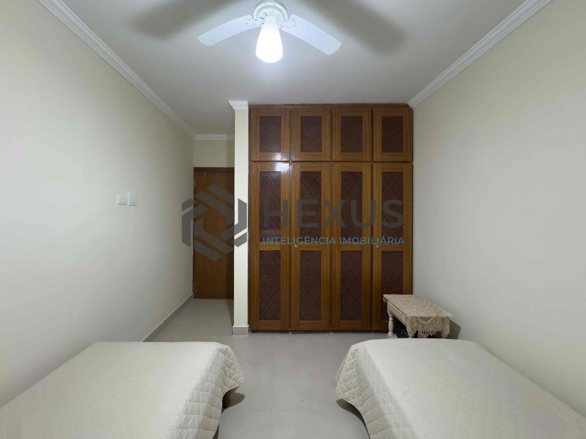 Foto 14 de Apartamento reformado com varanda e vista mar na quadra mar da Praia das Pitangueiras, Guaruja