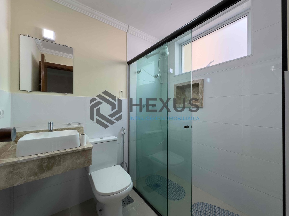 Foto 18 de Apartamento reformado com varanda e vista mar na quadra mar da Praia das Pitangueiras, Guaruja