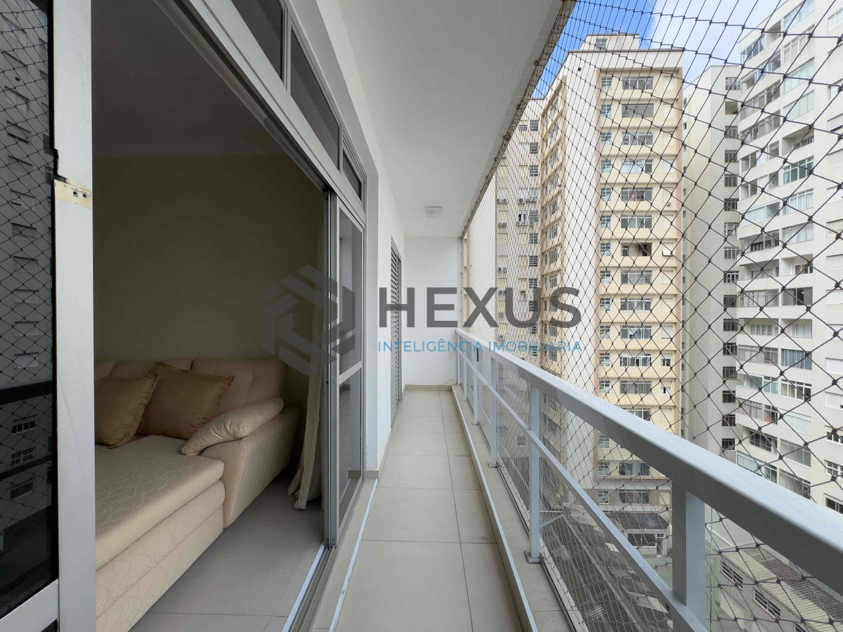 Foto 3 de Apartamento reformado com varanda e vista mar na quadra mar da Praia das Pitangueiras, Guaruja