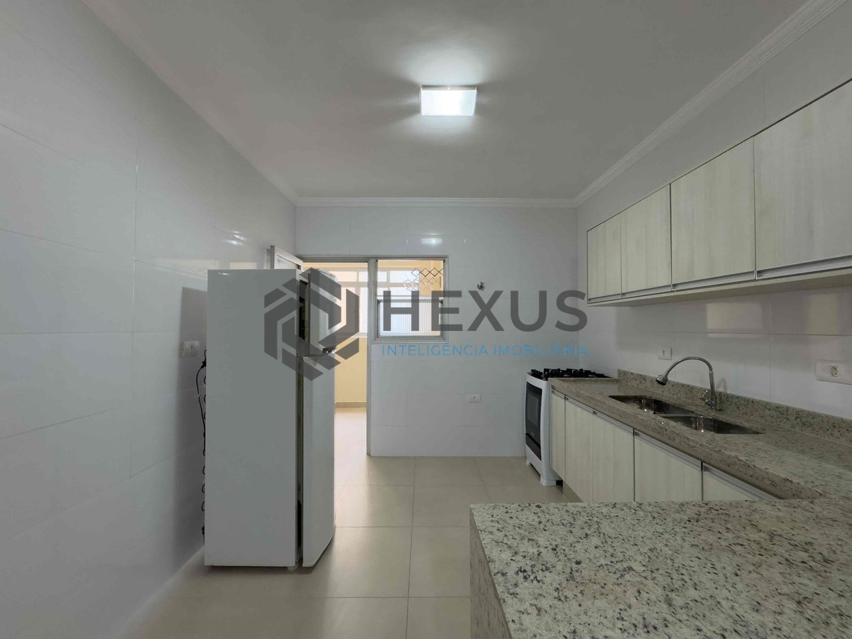Foto 23 de Apartamento reformado com varanda e vista mar na quadra mar da Praia das Pitangueiras, Guaruja