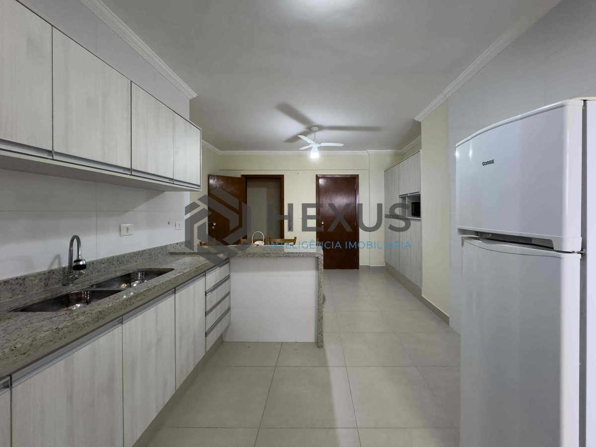 Foto 24 de Apartamento reformado com varanda e vista mar na quadra mar da Praia das Pitangueiras, Guaruja