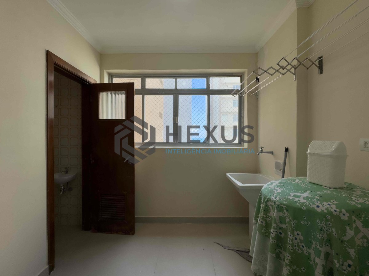 Foto 25 de Apartamento reformado com varanda e vista mar na quadra mar da Praia das Pitangueiras, Guaruja
