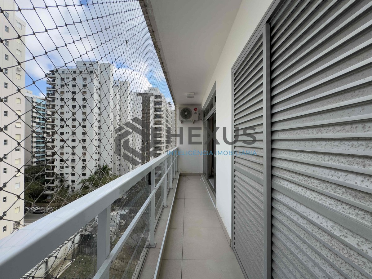 Foto 5 de Apartamento reformado com varanda e vista mar na quadra mar da Praia das Pitangueiras, Guaruja