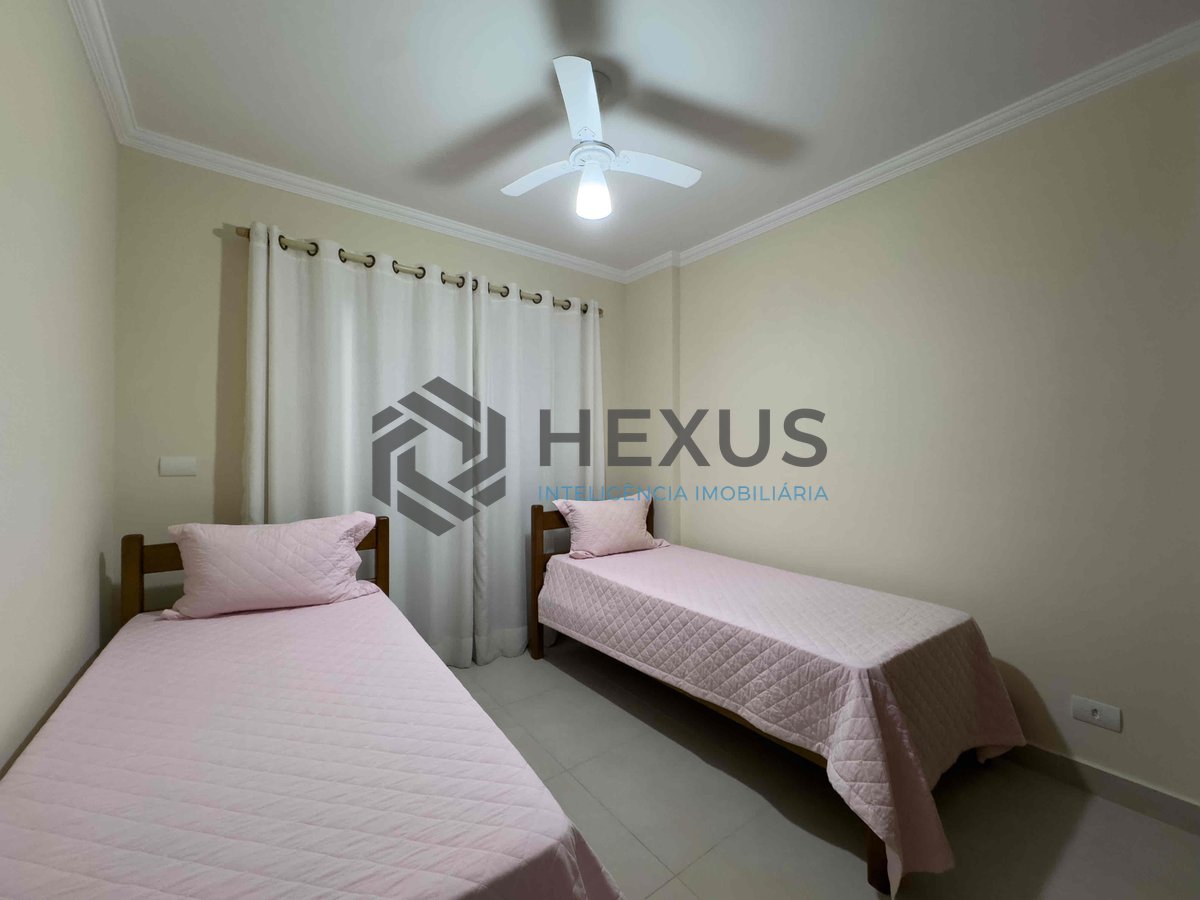 Foto 9 de Apartamento reformado com varanda e vista mar na quadra mar da Praia das Pitangueiras, Guaruja