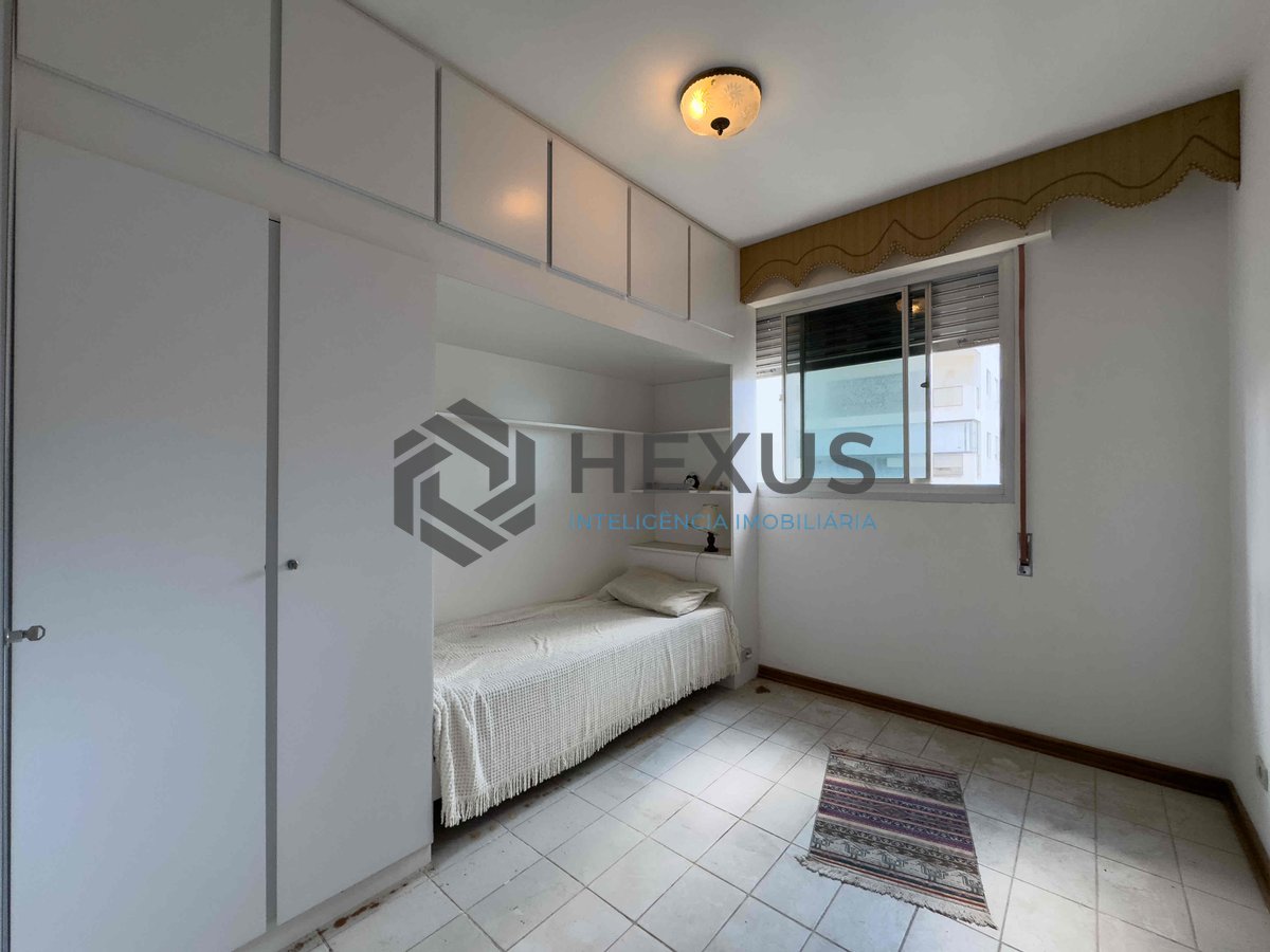 Foto 10 de Apartamento com varanda e vista mar na quadra mar da Praia das Pitangueiras, Guaruja