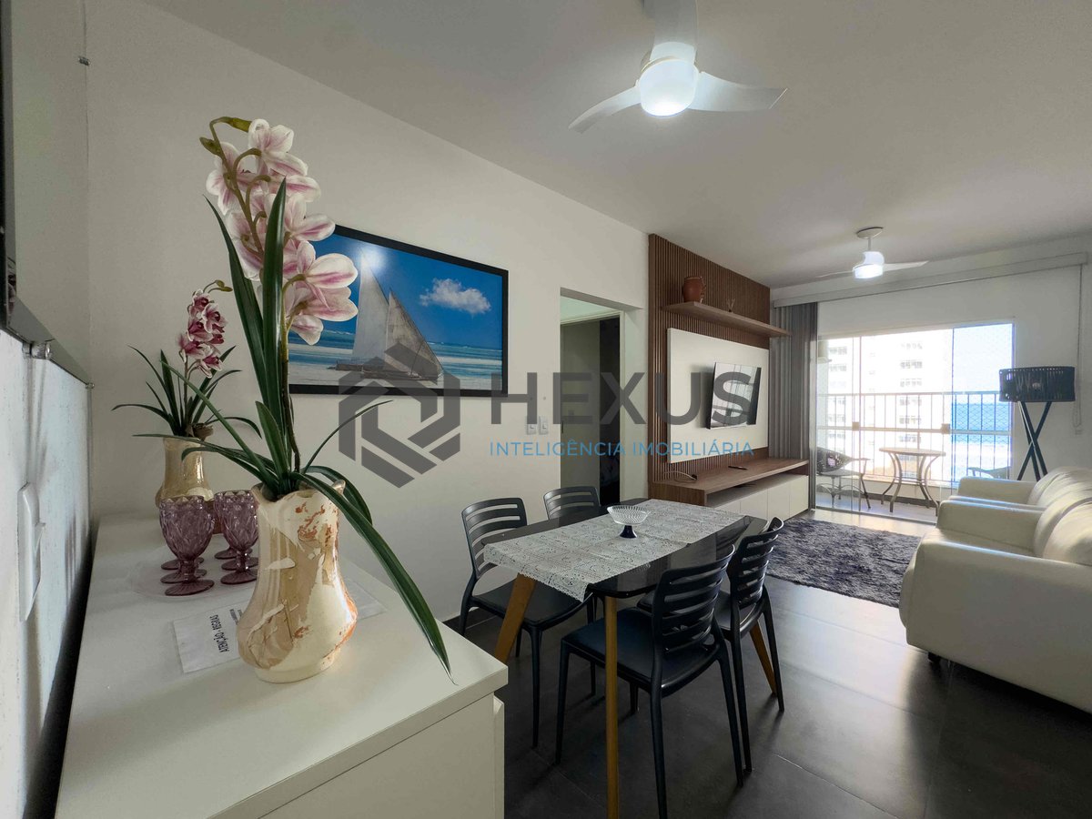 Foto 2 de Apartamento com varanda, reformado, vista mar, uma quadra da Praia das Pitangueiras - 2 Quartos, 1 Vaga, Guarujá-SP | Hexus Inteligência Imobiliária