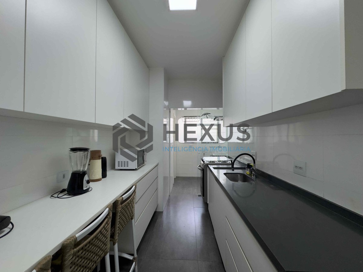 Foto 16 de Apartamento com varanda, reformado, vista mar, uma quadra da Praia das Pitangueiras - 2 Quartos, 1 Vaga, Guarujá-SP | Hexus Inteligência Imobiliária