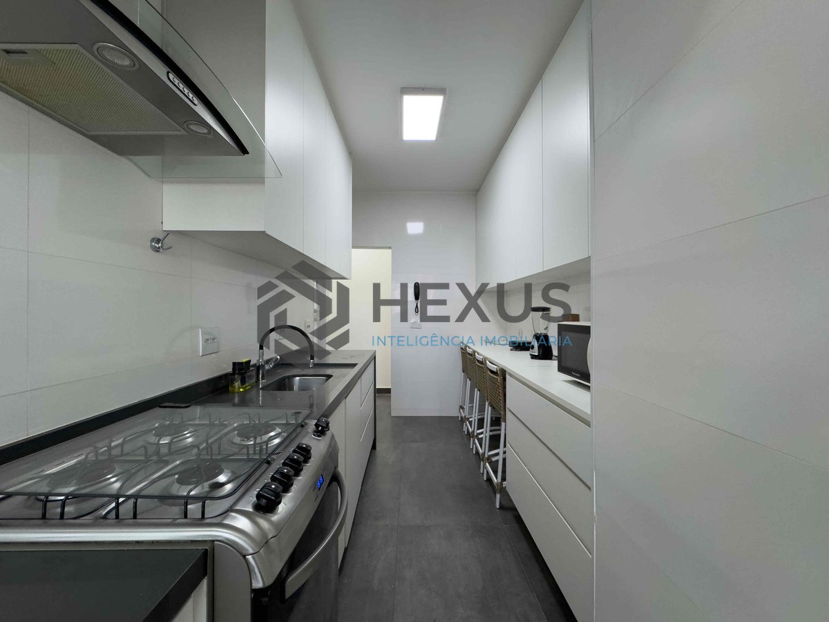 Foto 17 de Apartamento com varanda, reformado, vista mar, uma quadra da Praia das Pitangueiras - 2 Quartos, 1 Vaga, Guarujá-SP | Hexus Inteligência Imobiliária