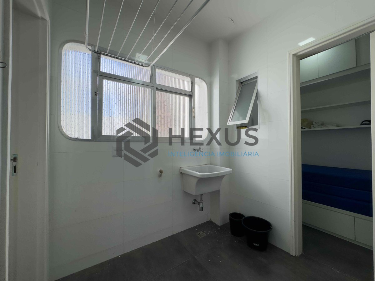 Foto 18 de Apartamento com varanda, reformado, vista mar, uma quadra da Praia das Pitangueiras - 2 Quartos, 1 Vaga, Guarujá-SP | Hexus Inteligência Imobiliária