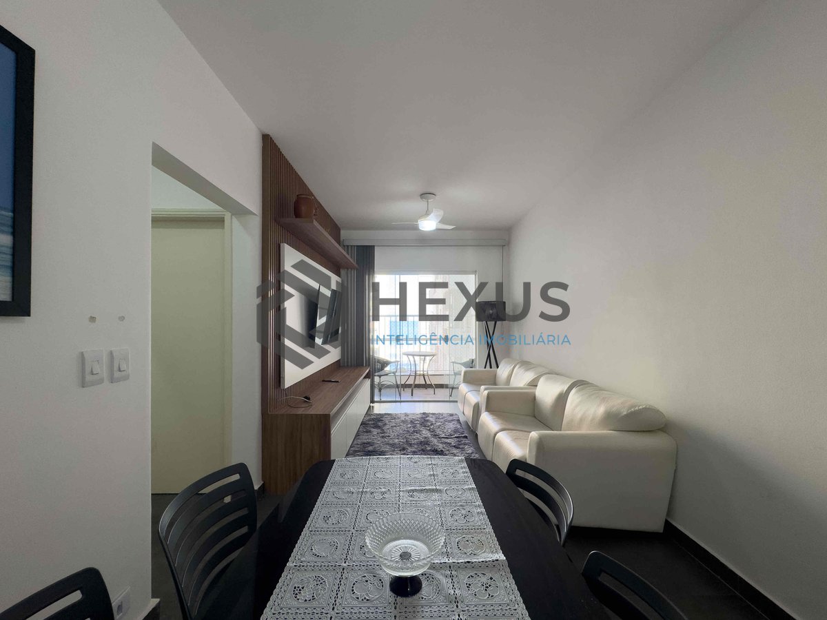 Foto 3 de Apartamento com varanda, reformado, vista mar, uma quadra da Praia das Pitangueiras - 2 Quartos, 1 Vaga, Guarujá-SP | Hexus Inteligência Imobiliária