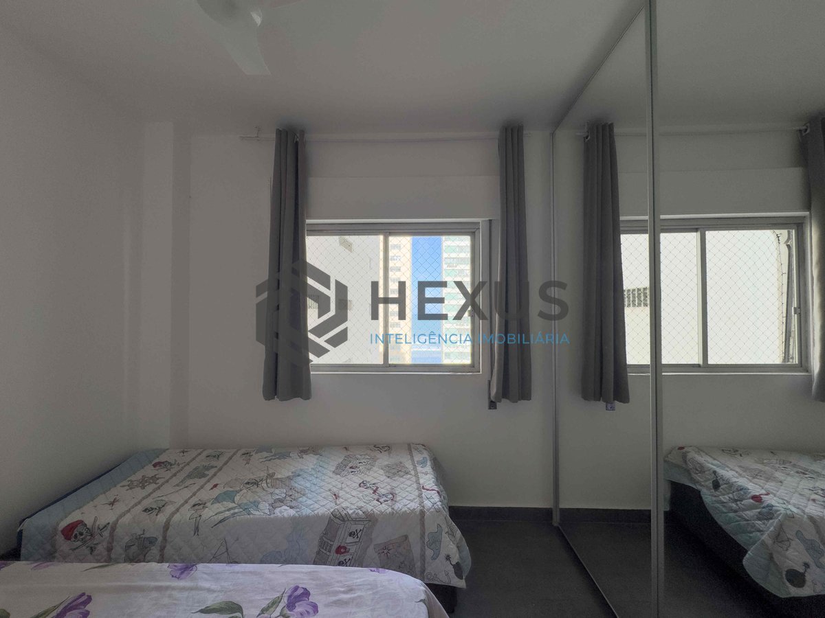 Foto 10 de Apartamento com varanda, reformado, vista mar, uma quadra da Praia das Pitangueiras - 2 Quartos, 1 Vaga, Guarujá-SP | Hexus Inteligência Imobiliária