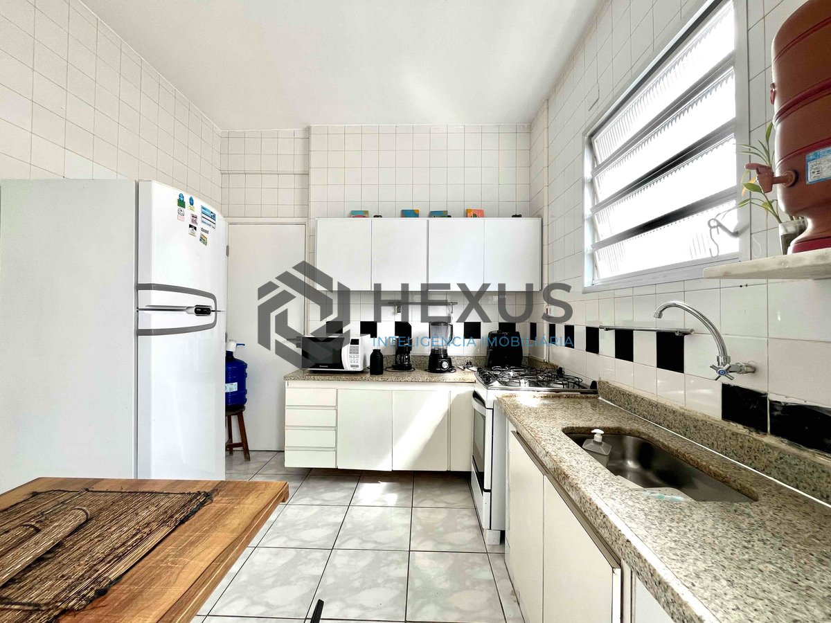 Foto 15 de Apartamento reformado com varanda na quadra mar da Praia das Pitangueiras, Guaruja