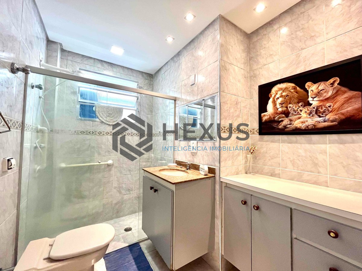 Foto 17 de Apartamento reformado com varanda na quadra mar da Praia das Pitangueiras, Guaruja