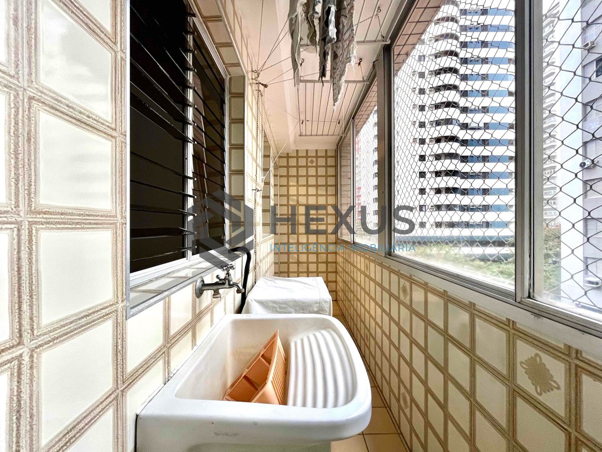 Foto 18 de Apartamento com varanda e vista livre a uma quadra da Praia das Pitangueiras, Guaruja