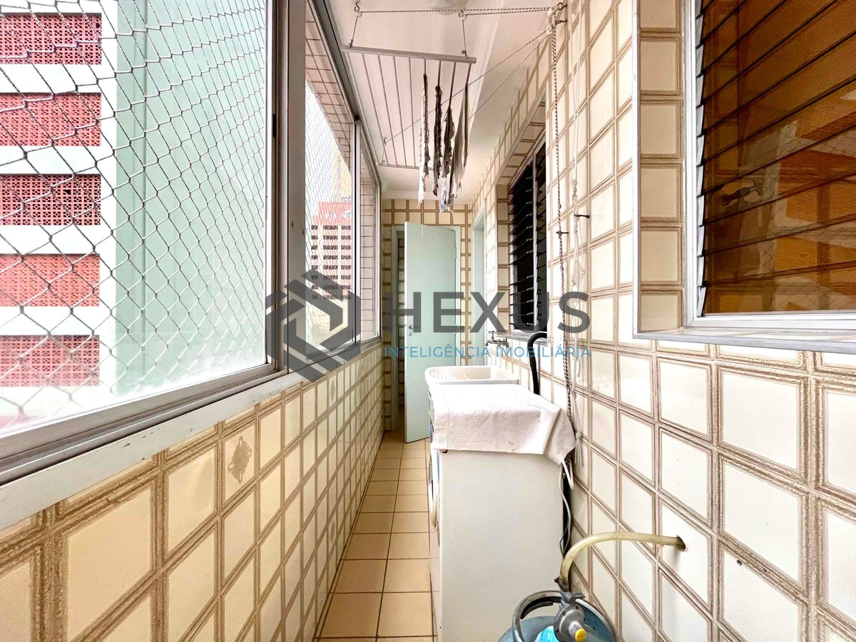 Foto 19 de Apartamento com varanda e vista livre a uma quadra da Praia das Pitangueiras, Guaruja