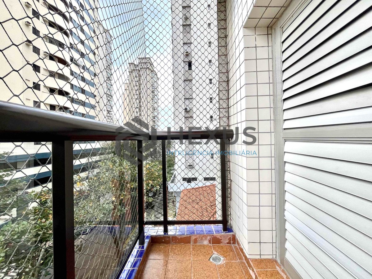 Foto 9 de Apartamento com varanda e vista livre a uma quadra da Praia das Pitangueiras, Guaruja