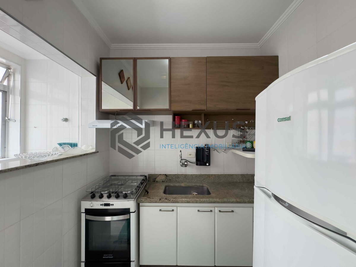 Foto 14 de Apartamento com varanda e vista mar a duas quadras da Praia das Pitangueiras, Guaruja