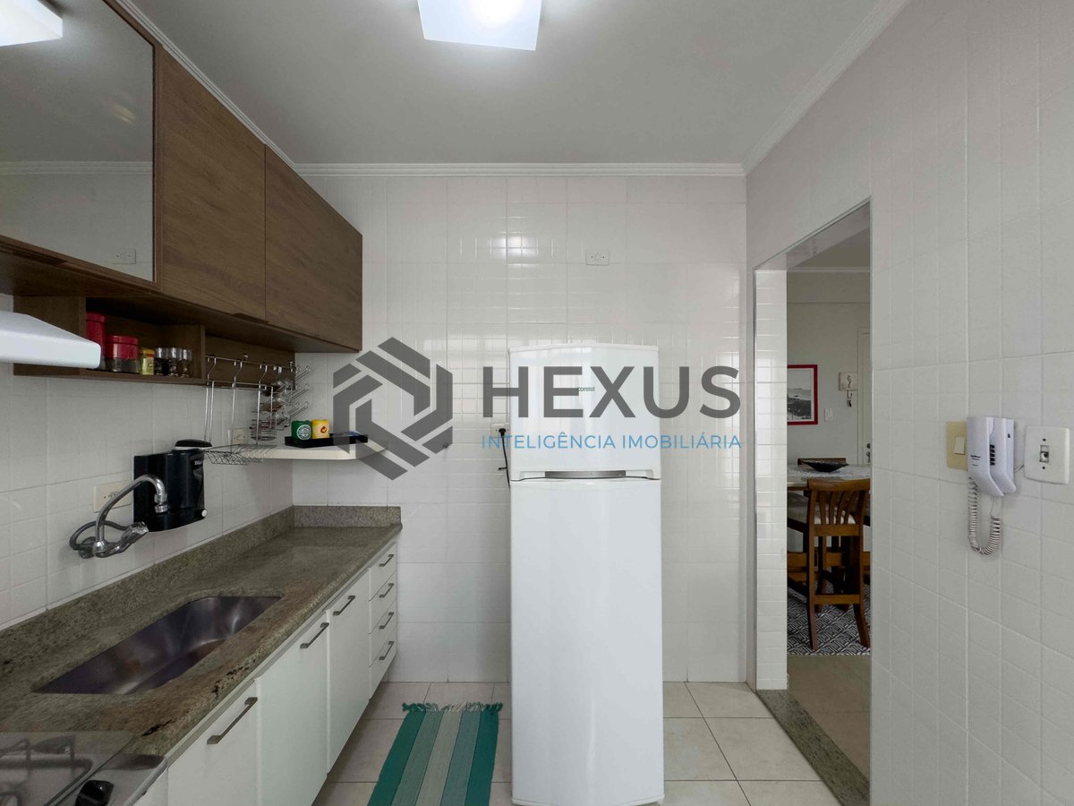 Foto 15 de Apartamento com varanda e vista mar a duas quadras da Praia das Pitangueiras, Guaruja