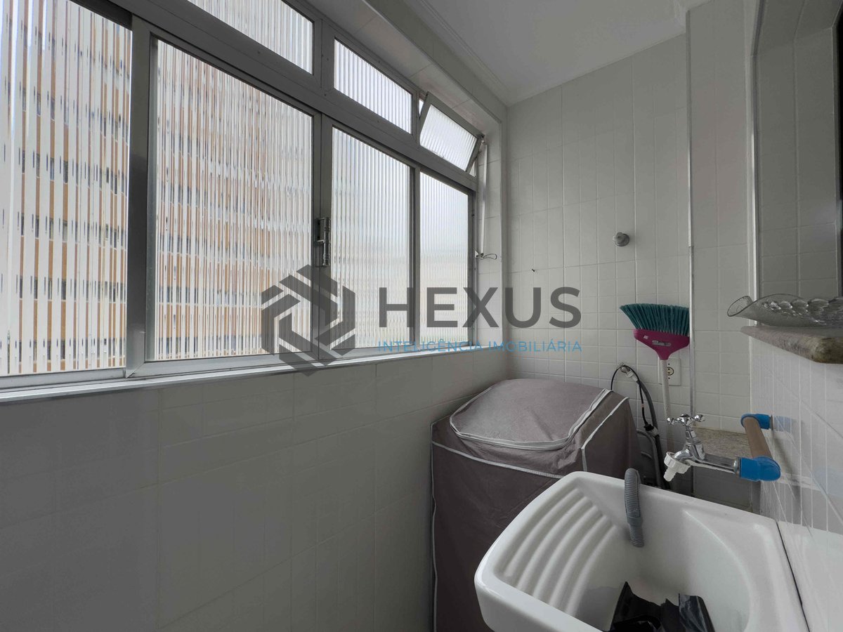 Foto 16 de Apartamento com varanda e vista mar a duas quadras da Praia das Pitangueiras, Guaruja