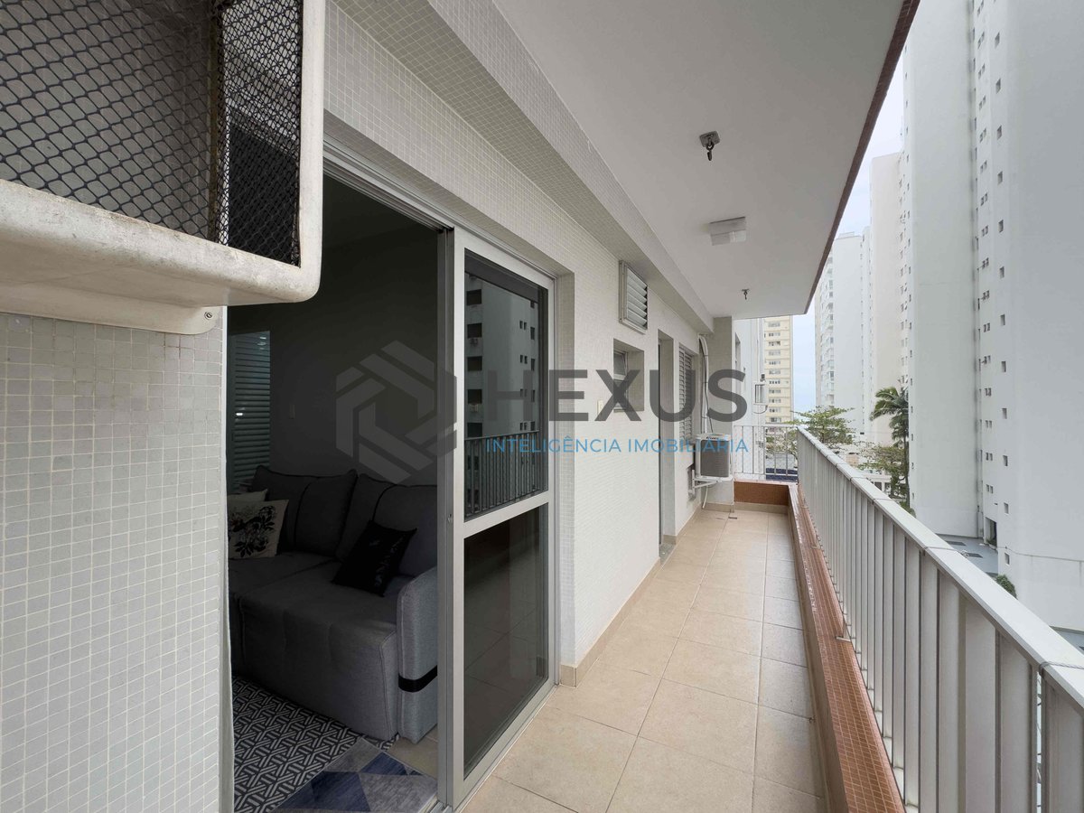 Foto 5 de Apartamento com varanda e vista mar a duas quadras da Praia das Pitangueiras, Guaruja