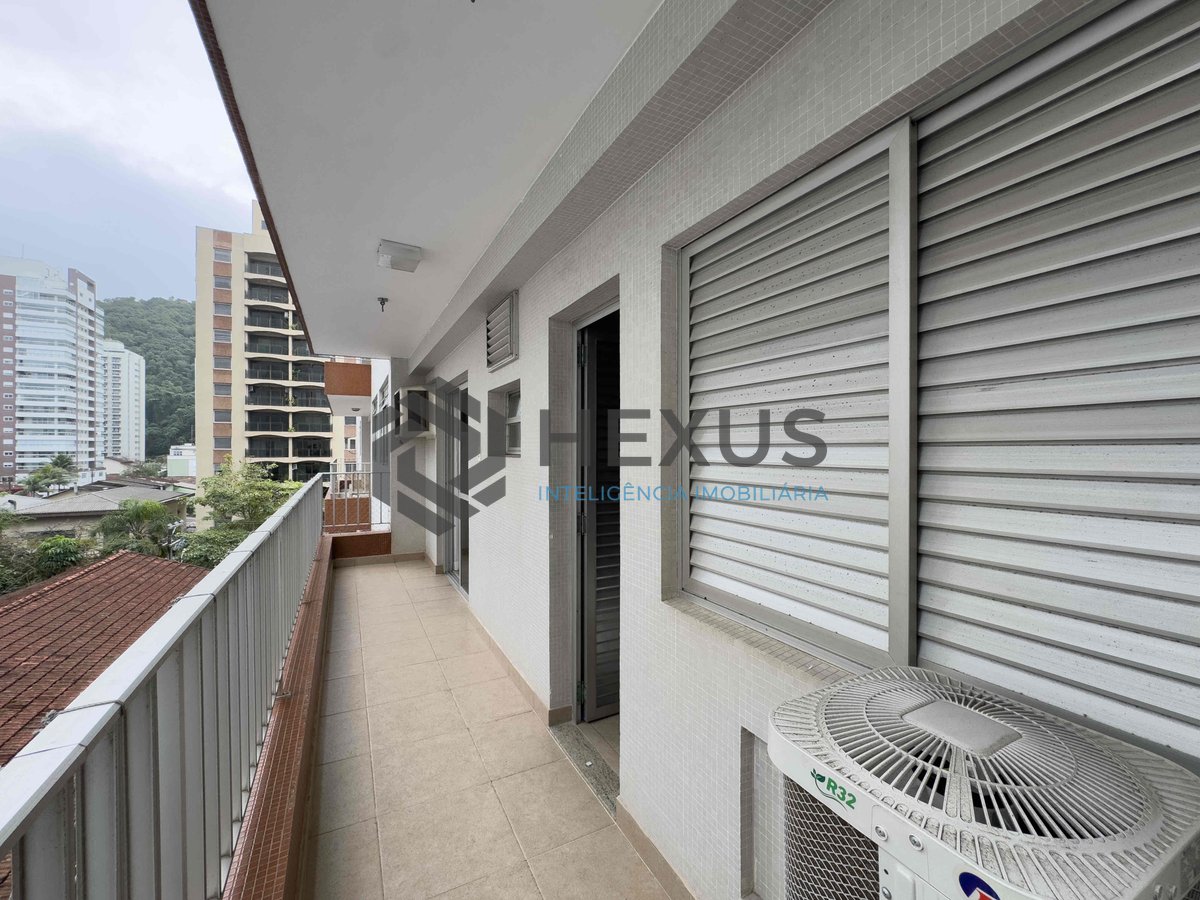Foto 6 de Apartamento com varanda e vista mar a duas quadras da Praia das Pitangueiras, Guaruja