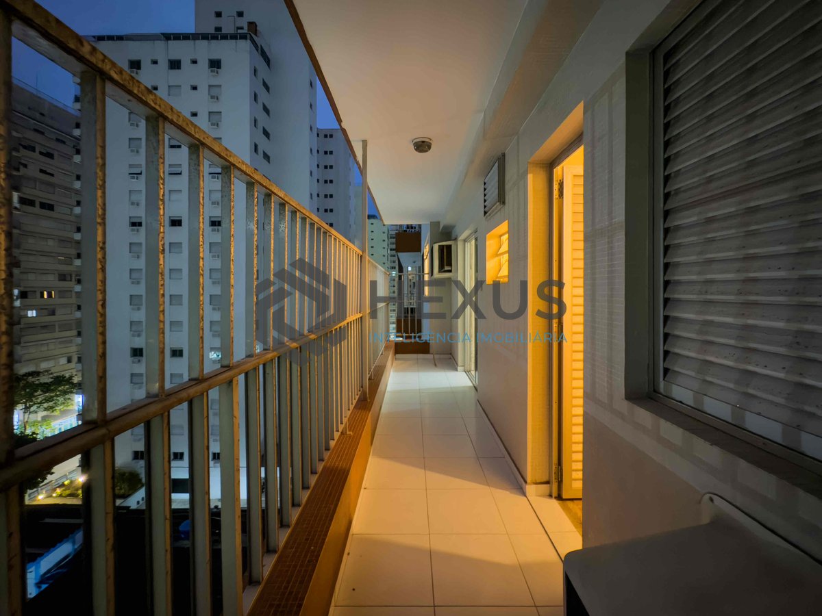 Foto 11 de Apartamento com varanda e vista livre a duas quadras da Praia das Pitangueiras, Guaruja