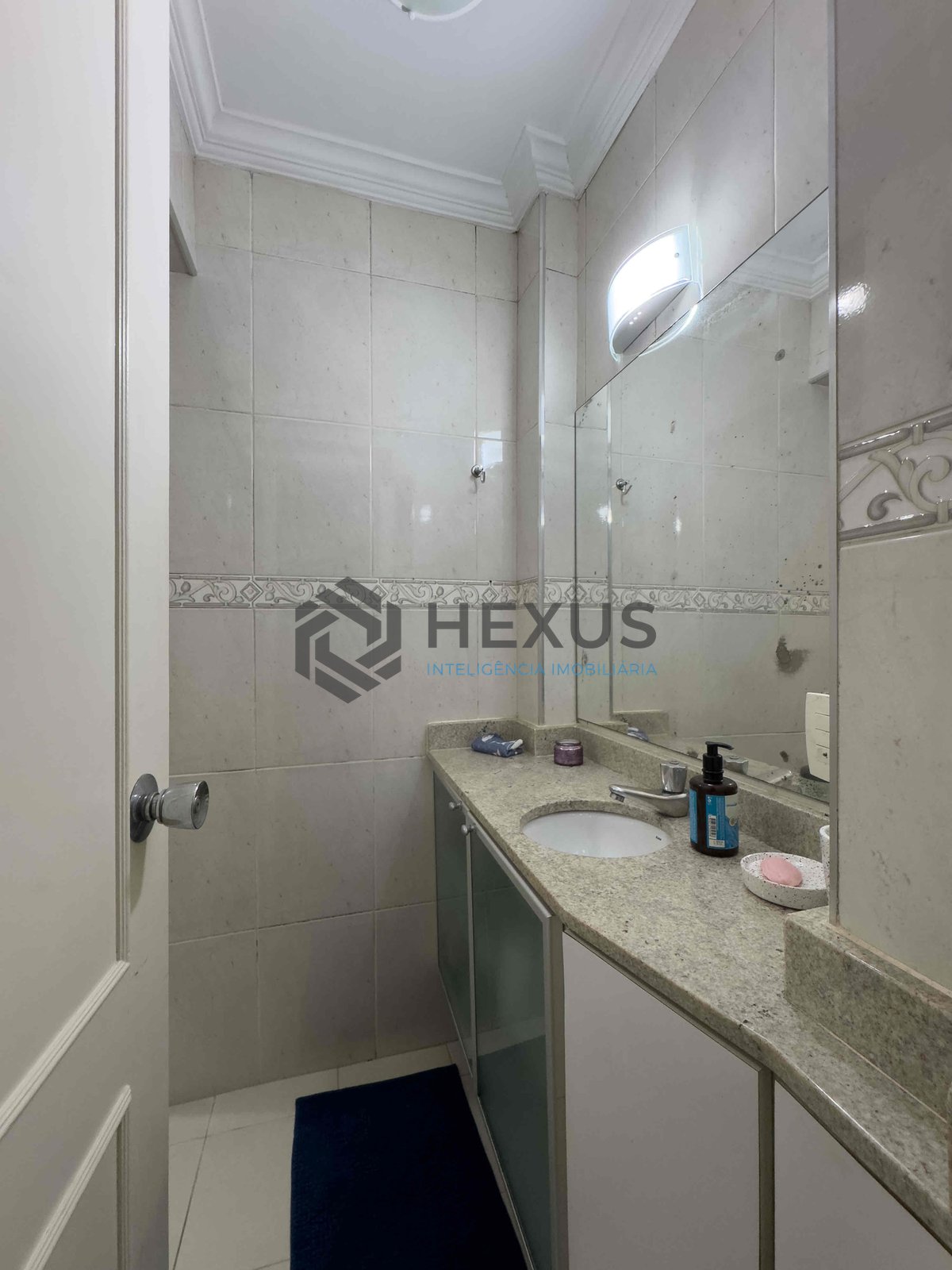 Foto 23 de Apartamento com varanda, reformado, vista mar a uma quadra da Praia das Pitangueiras, Guarujá-SP - 2 Quartos (1 Suíte), 1 Vaga | Hexus Inteligência Imobiliária