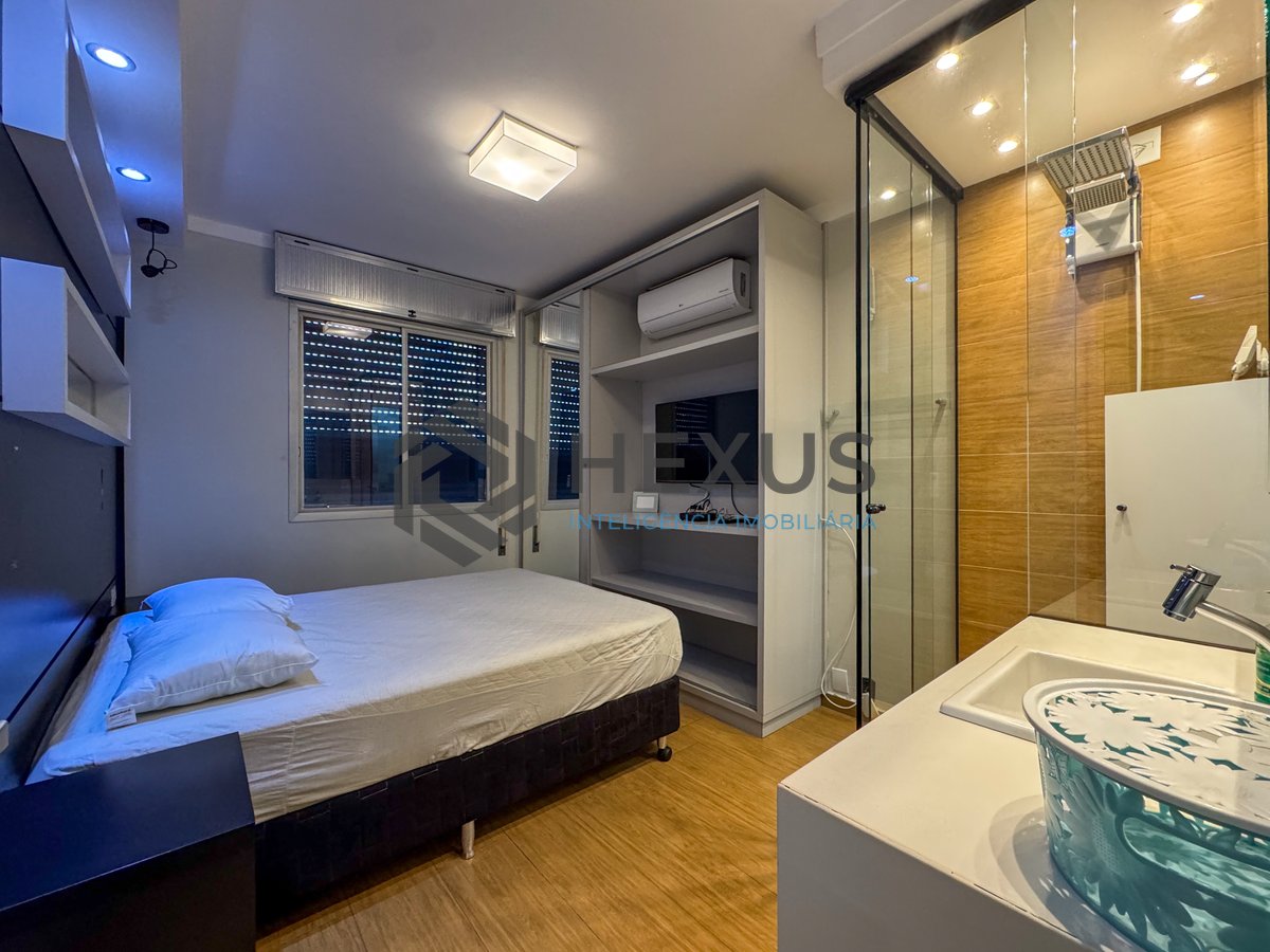 Foto 12 de Apartamento reformado com varanda a uma quadra da Praia das Pitangueiras, Guaruja