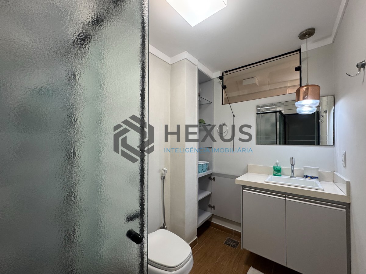 Foto 16 de Apartamento reformado com varanda a uma quadra da Praia das Pitangueiras, Guaruja