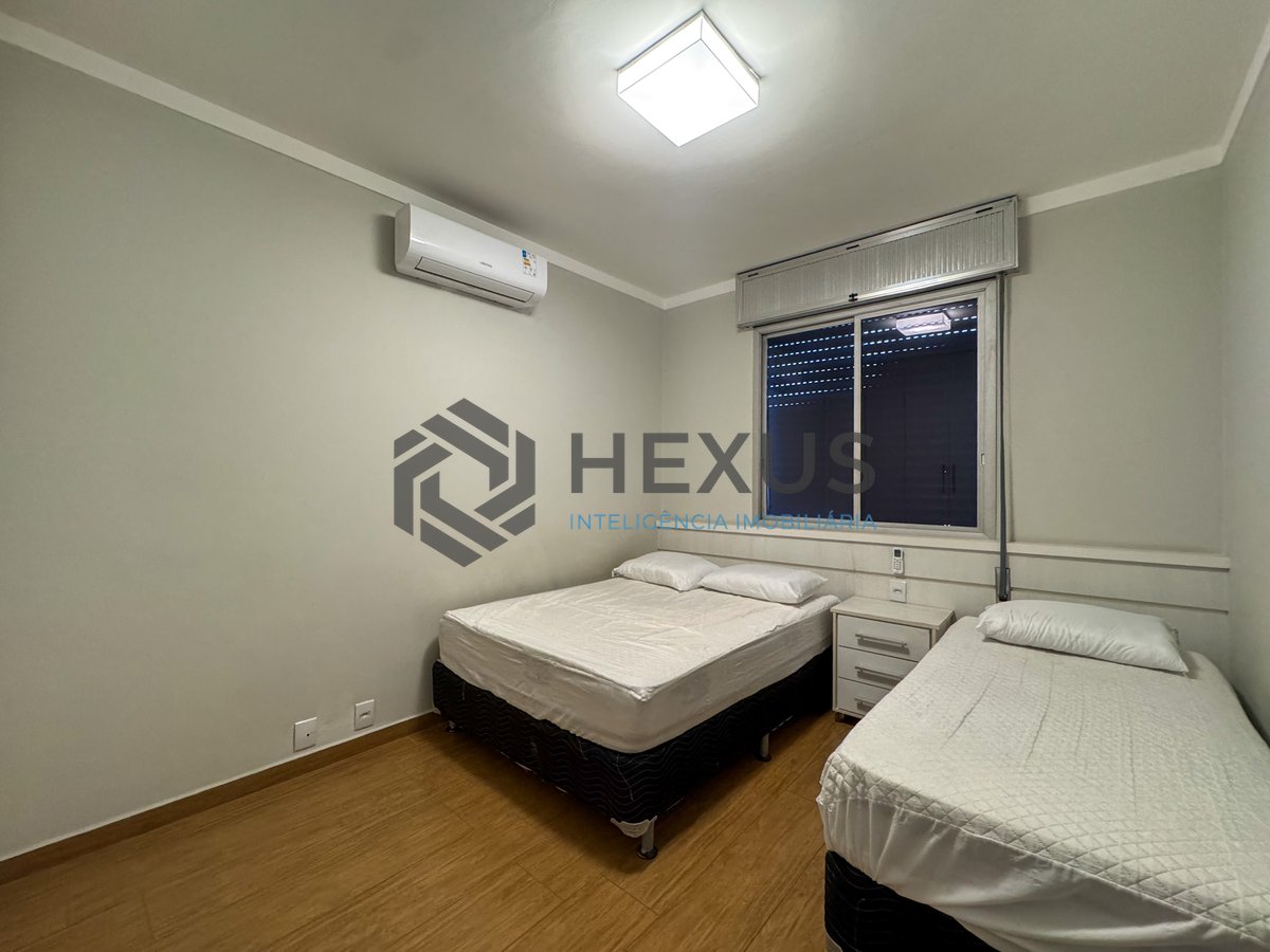 Foto 17 de Apartamento reformado com varanda a uma quadra da Praia das Pitangueiras, Guaruja