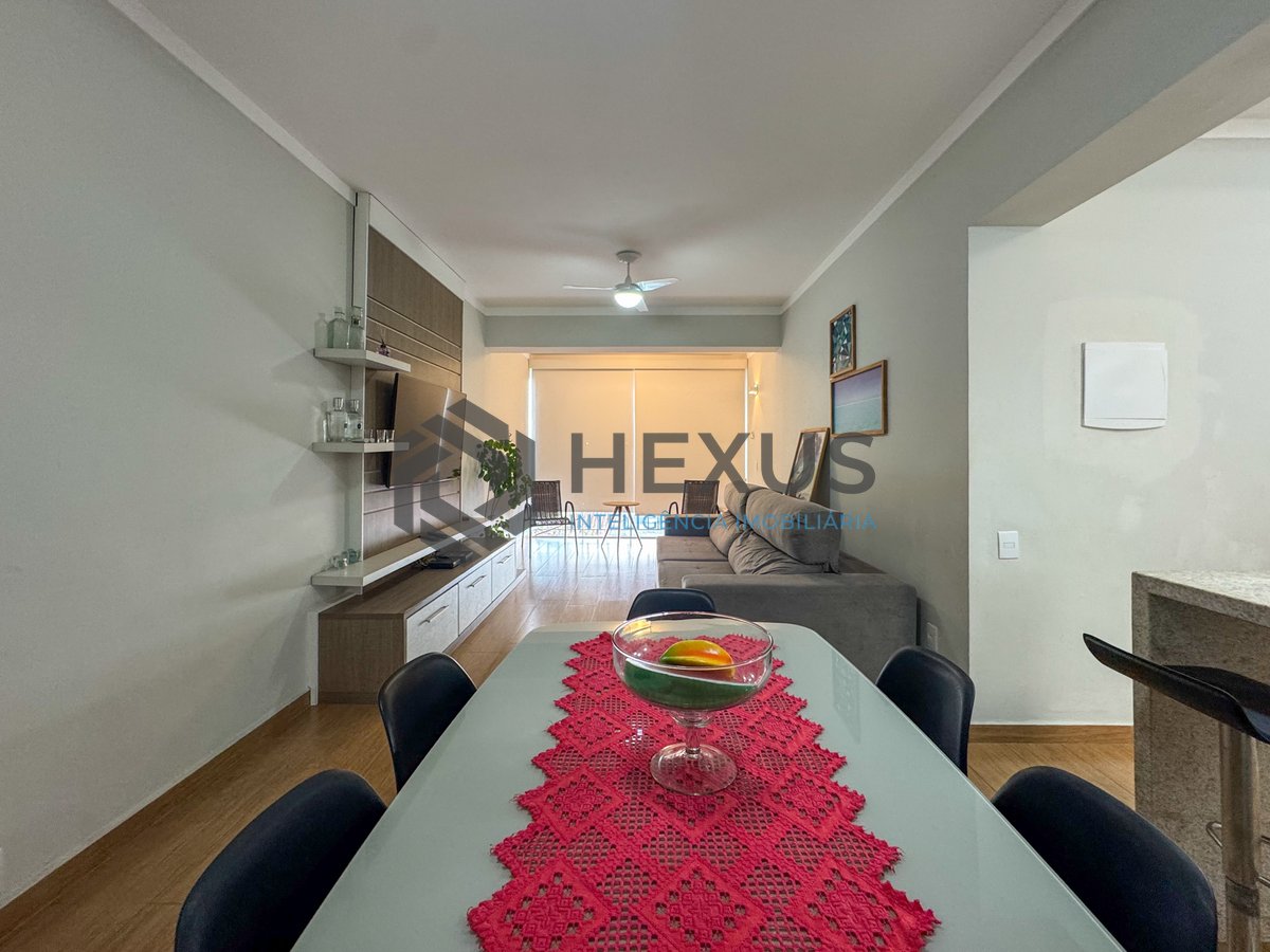 Foto 3 de Apartamento reformado com varanda a uma quadra da Praia das Pitangueiras, Guaruja