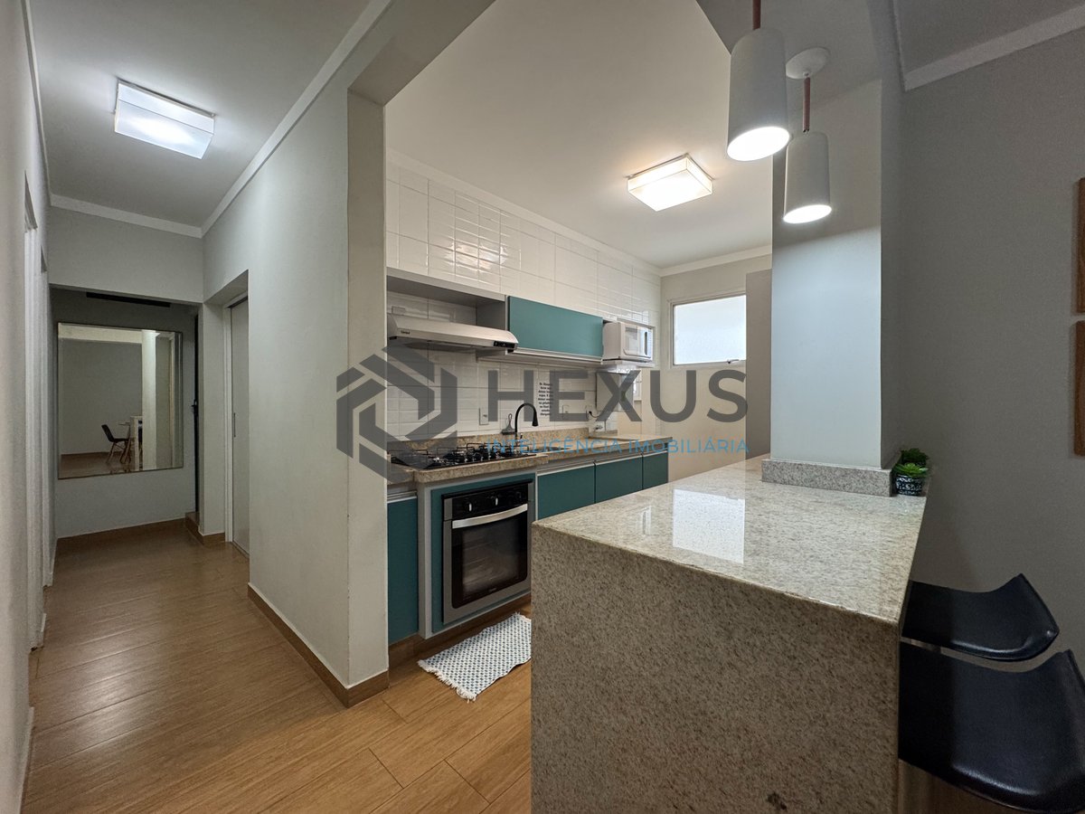 Foto 6 de Apartamento reformado com varanda a uma quadra da Praia das Pitangueiras, Guaruja