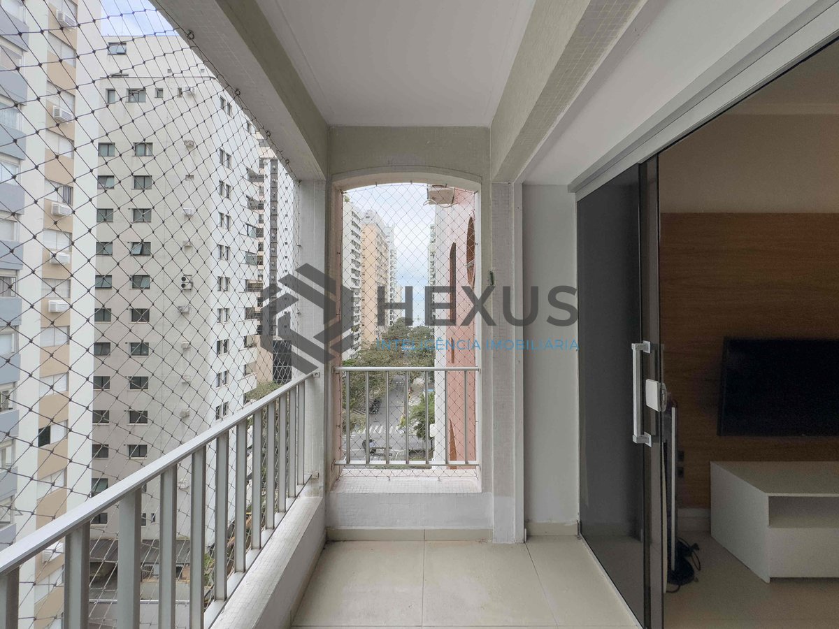 Foto 4 de Apartamento reformado com varanda vista mar a duas quadras da Praia das Pitangueiras, Guaruja