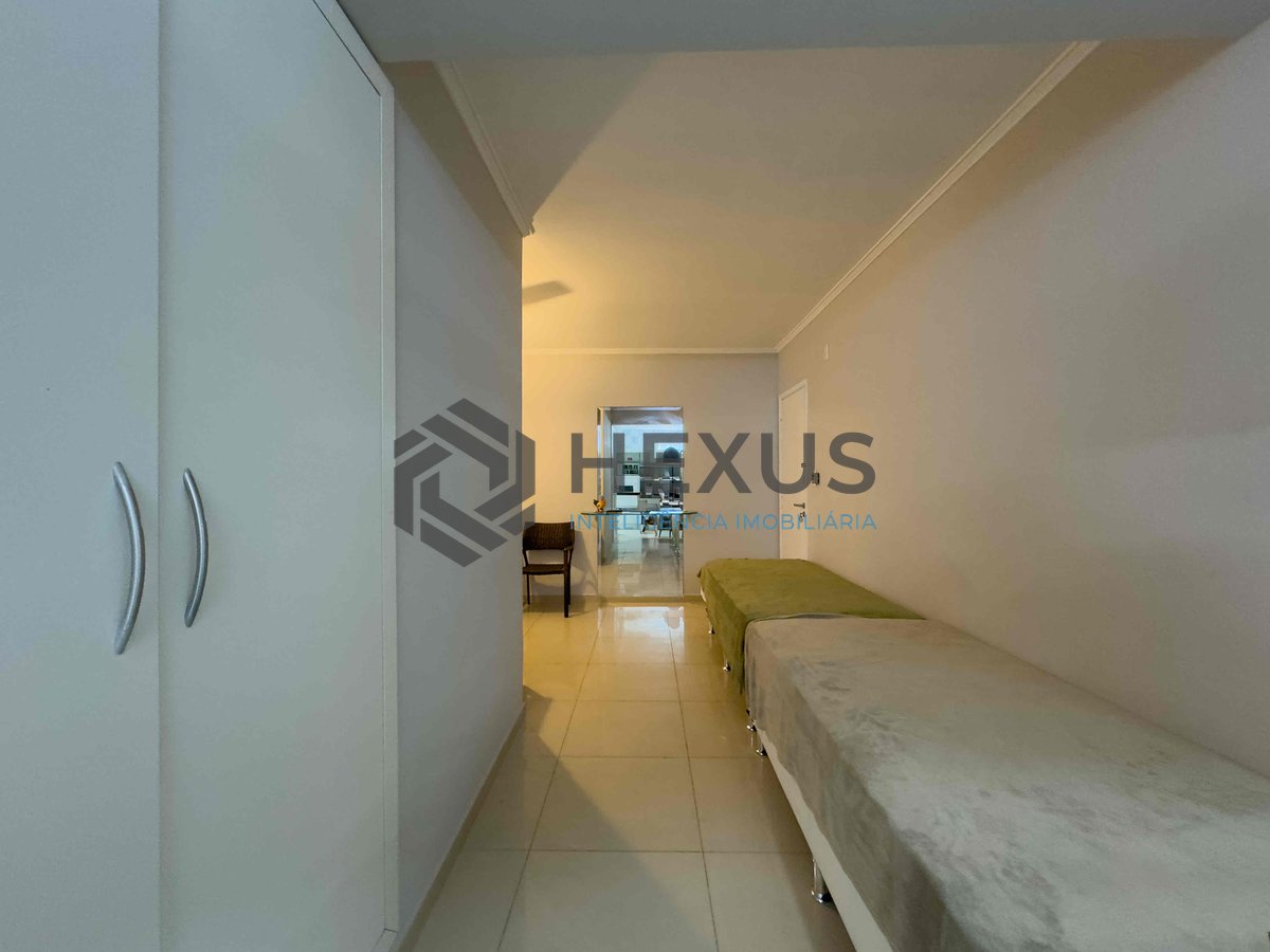 Foto 8 de Apartamento reformado com varanda vista mar a duas quadras da Praia das Pitangueiras, Guaruja