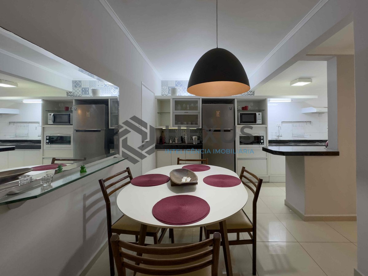 Foto 9 de Apartamento reformado com varanda vista mar a duas quadras da Praia das Pitangueiras, Guaruja