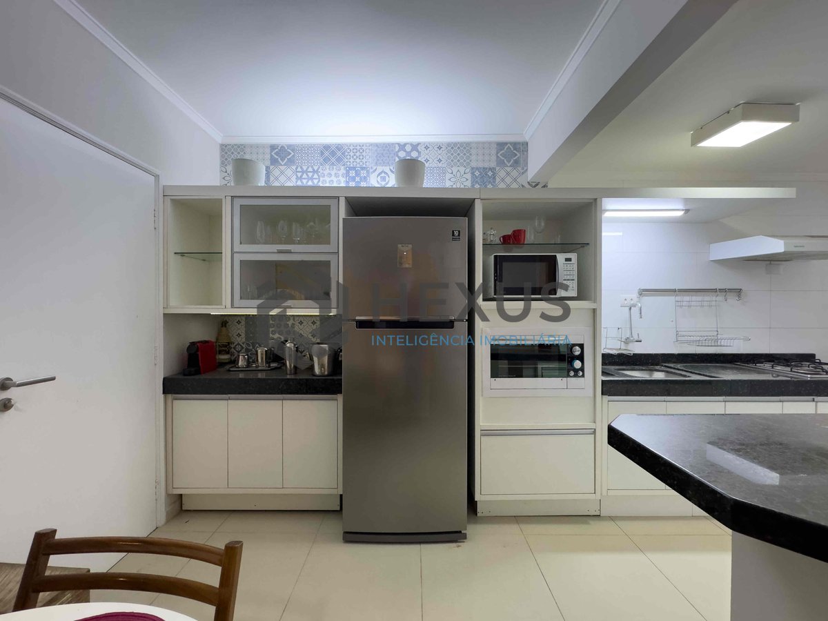 Foto 10 de Apartamento reformado com varanda vista mar a duas quadras da Praia das Pitangueiras, Guaruja