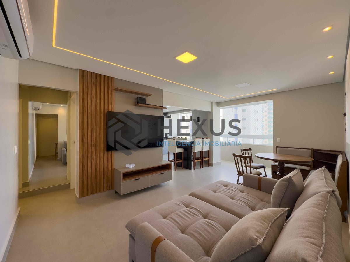 Foto 2 de Apartamento reformado com varanda e vista mar a uma quadra da Praia das Pitangueiras, Guaruja