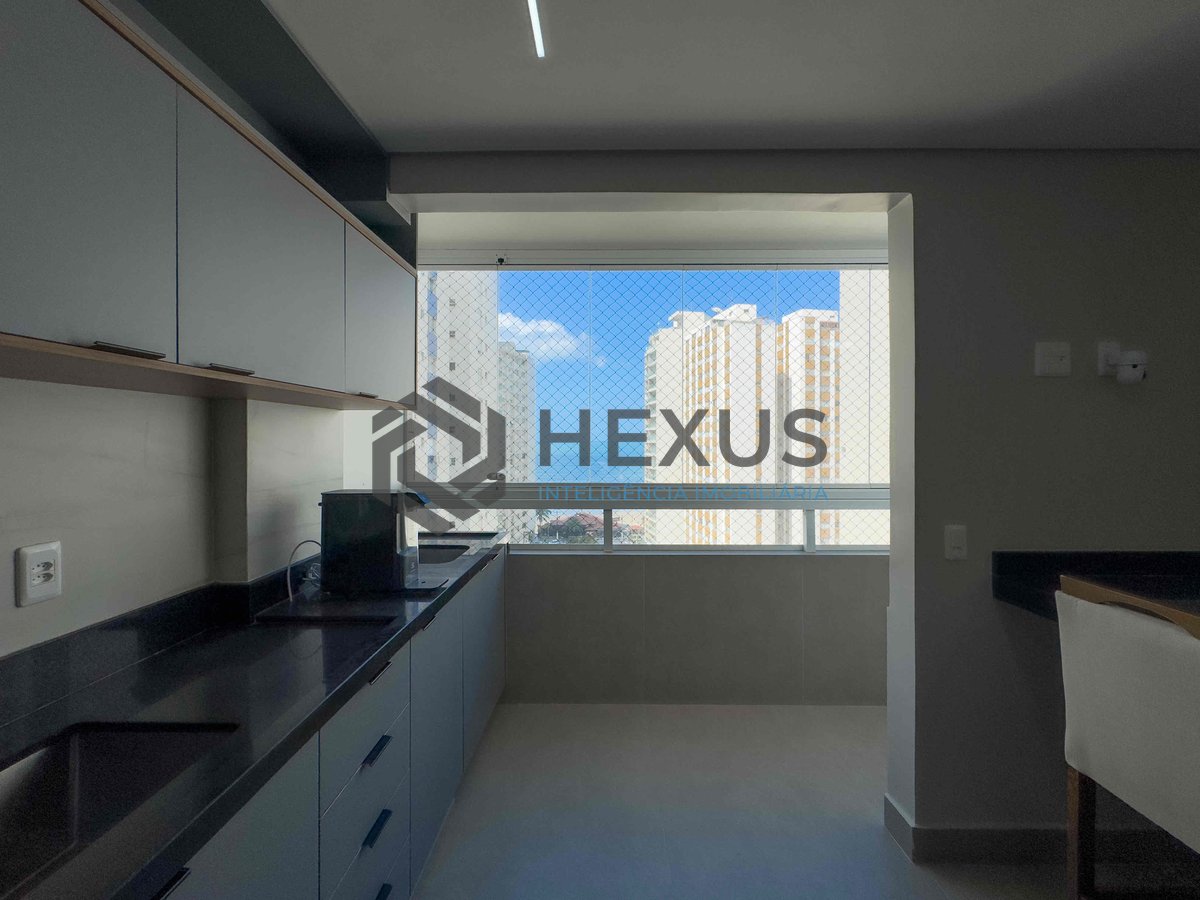 Foto 12 de Apartamento reformado com varanda e vista mar a uma quadra da Praia das Pitangueiras, Guaruja