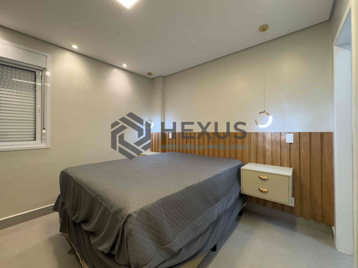 Foto 16 de Apartamento reformado com varanda e vista mar a uma quadra da Praia das Pitangueiras, Guaruja