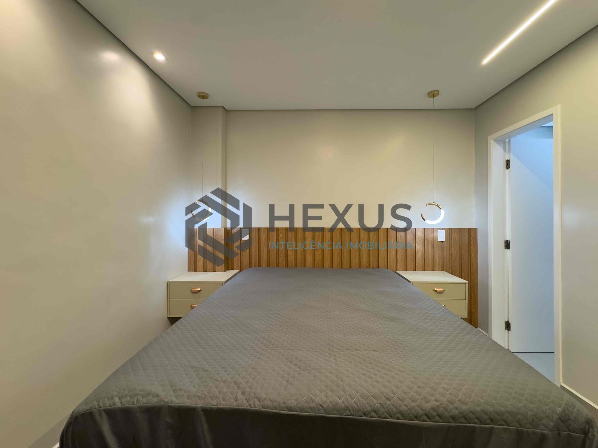 Foto 17 de Apartamento reformado com varanda e vista mar a uma quadra da Praia das Pitangueiras, Guaruja