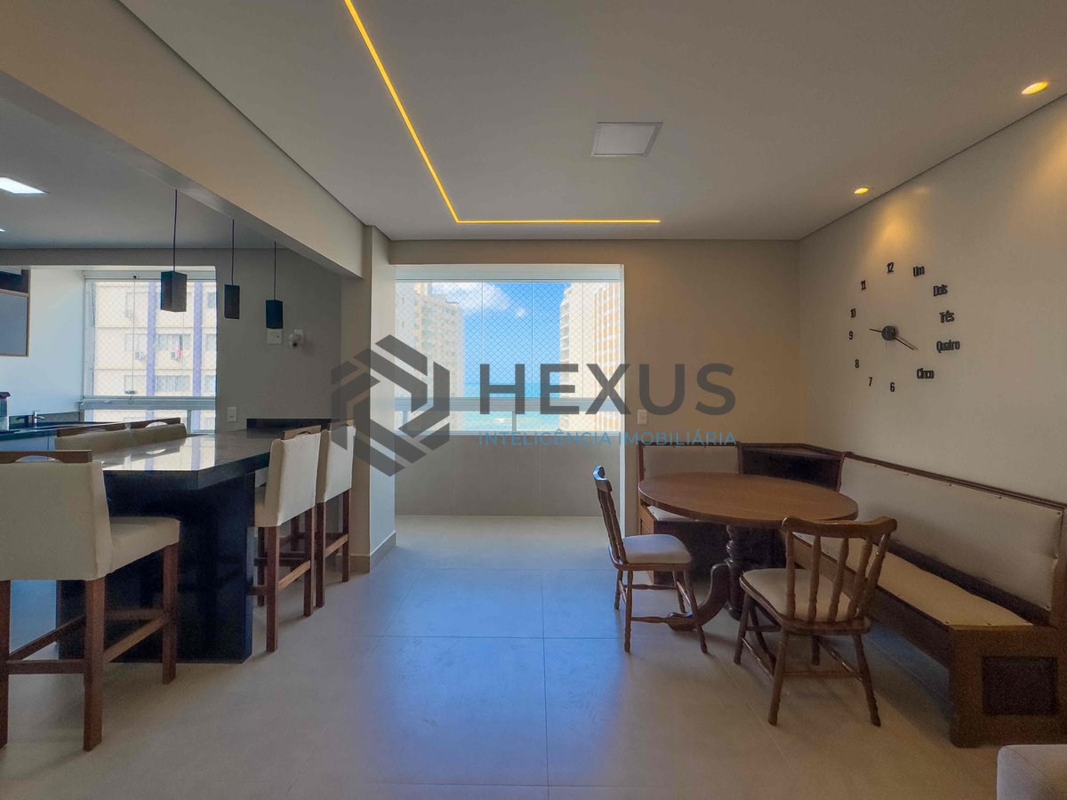 Foto 5 de Apartamento reformado com varanda e vista mar a uma quadra da Praia das Pitangueiras, Guaruja
