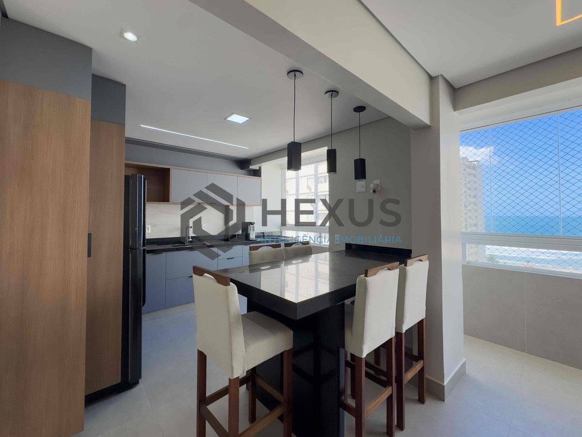 Foto 7 de Apartamento reformado com varanda e vista mar a uma quadra da Praia das Pitangueiras, Guaruja