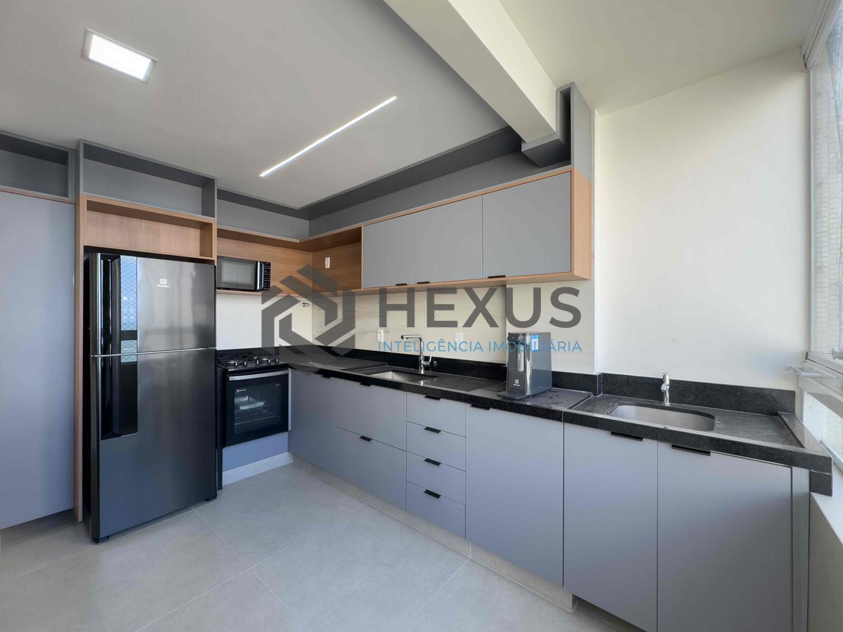 Foto 10 de Apartamento reformado com varanda e vista mar a uma quadra da Praia das Pitangueiras, Guaruja