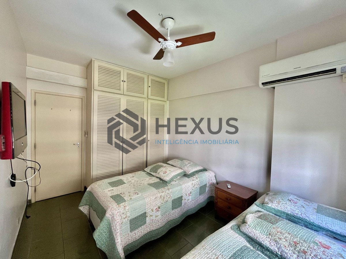 Foto 13 de Apartamento com varanda e vista livre a uma quadra da Praia das Pitangueiras, Guaruja