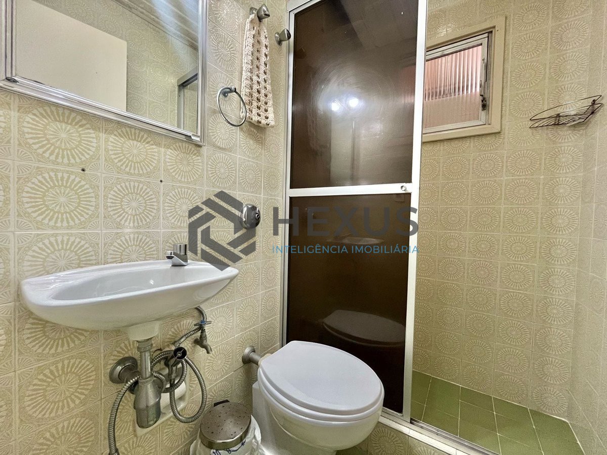 Foto 14 de Apartamento com varanda e vista livre a uma quadra da Praia das Pitangueiras, Guaruja